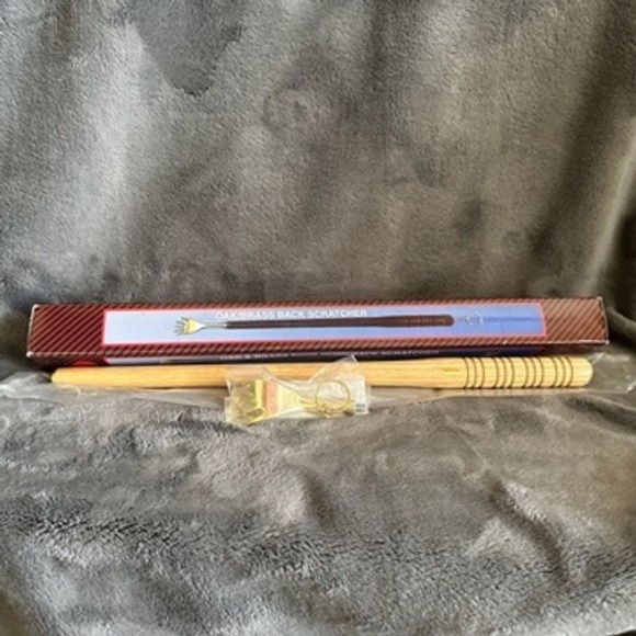 Vintage Brass and Oak Back Scratcher with Keychain to Hang New in Box - Picture 1 of 5